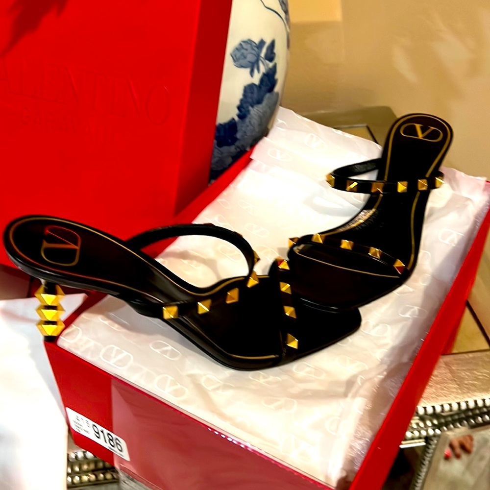Authentic Valentino Rockstar studded slides in black! Never Worn!